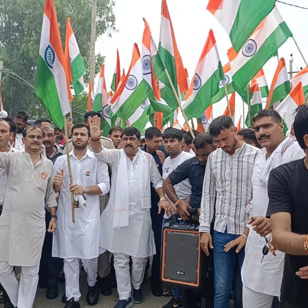 महम में विधायक बलराज कुंडू ने निकाली तिरंगा यात्रा:सैमाण चुंगी पर किया समापन, शहीदों को किया नमन