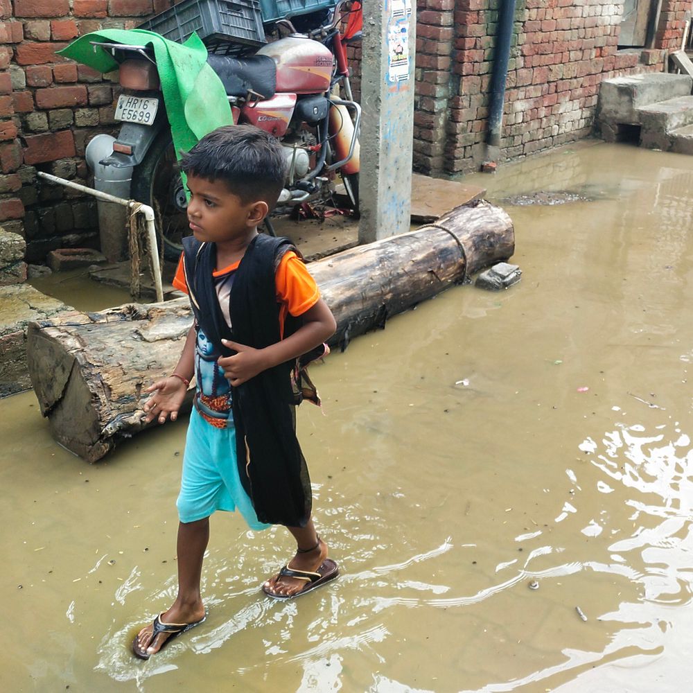 कलानौर में भारी बारिश के बाद जल भराव:कई क्षेत्रों में लोग घरों में कैद; लोगों की परेशानी बढ़ी, प्रशासन के प्रति रोष