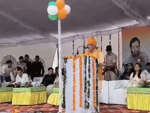 हरियाणा में BJP सांसद की फिसली जुबान:बोले- हमें 15 अगस्त 1924 को आजादी मिली, बारिश में छाता ताने खड़ा रहा कर्मचारी