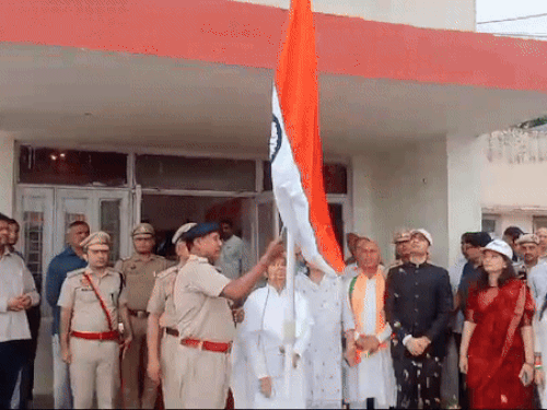 रेवाड़ी में समाज कल्याण बोर्ड चेयरपर्सन ने फहराया तिरंगा:वीर सपूतों का स्मरण करने का दिन, देश के लिए गौरवमयी पल