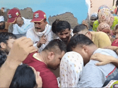 हरियाणा के शहीद CRPF इंस्पेक्टर को अंतिम विदाई:बेटे ने दी मुखाग्नि; पार्थिव देह देख पत्नी ने सेल्यूट कर वंदे मातरम का नारा लगाया