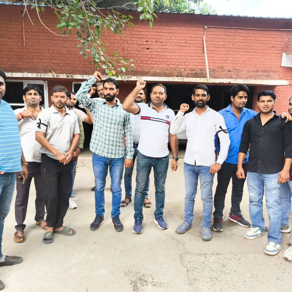 सर्व कर्मचारी संघ ने सरकार के खिलाफ प्रदर्शन किया:पलवल में काली पट्टी बांध कर विरोध; सैलरी बढ़ाने की मांग