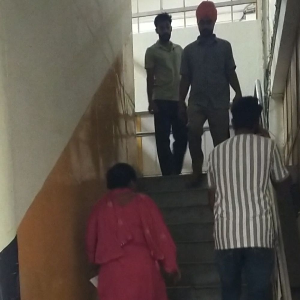 कुरूक्षेत्र में लघु सचिवालय लिफ्ट 6 माह से खराब:विकलांगों-बुजुर्गों को हो रही परेशानी, आंखे मूंदकर बैठा प्रशासन