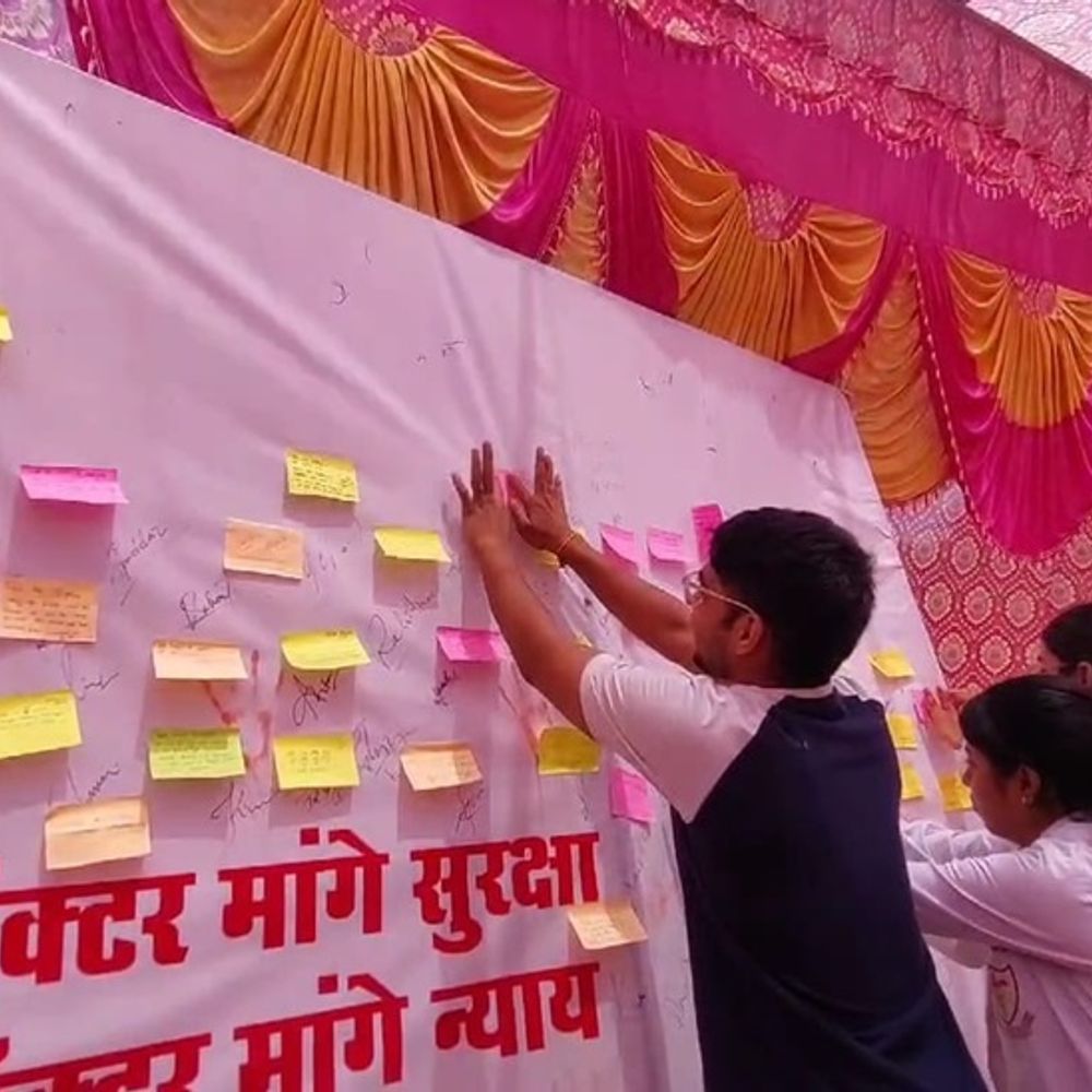 रोहतक के डॉक्टर हड़ताल पर:पीजीआई में सुरक्षा की मांग, स्टिकी नोट्स पर लिखा- जल्द मिले न्याय, मिले सामाजिक सुरक्षा