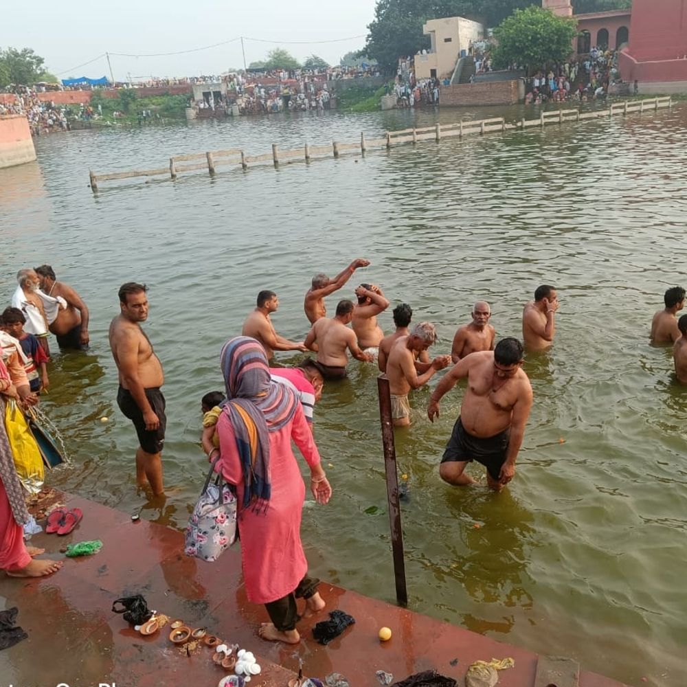 सोमवती अमावस्या पर पिंडारा में उमड़ी भीड़