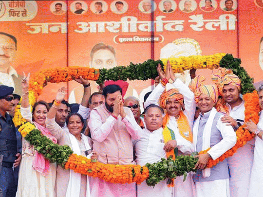 हरियाणा में कांग्रेस का माहौल Vs BJP का मैनेजमेंट:सत्ता के लिए कांग्रेस अपनों के भरोसे, गैरों के सहारे हैट्रिक की कोशिश में BJP