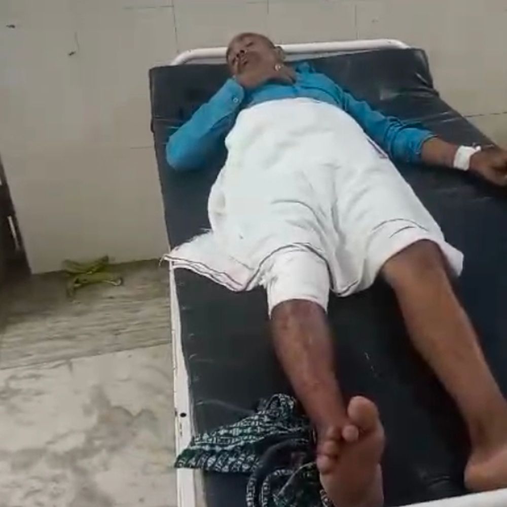 चौपाल में टकराईं 2 बाइक, 3 युवक गंभीर:एक का हाथ तो दूसरे का पैर टूटा, तीसरे को ज्यादा चोट नहीं आई