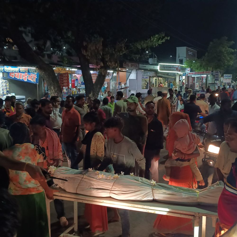 मजदूर की सांप के काटने से मौत:खेत मालिक ने नहीं दी मजदूरी, बाकी मजदूरों ने शव रखकर किया प्रदर्शन, पुलिस ने दिलवाए पैसे