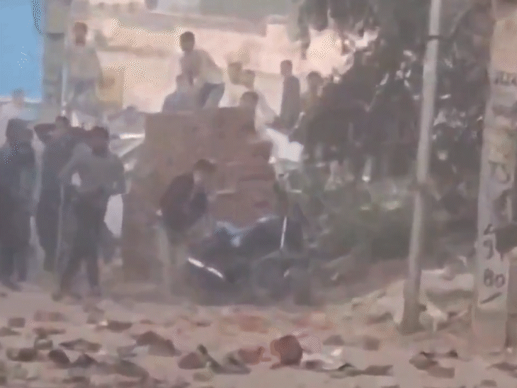 मस्जिद में तोड़फोड़ की अफवाह से संभल में भड़की हिंसा:लोग बोले- मुंह पर कपड़ा बांधे बच्चों ने फेंके पत्थर, गोली किसने मारी नहीं पता