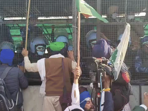 शंभू बॉर्डर से किसानों का दिल्ली मार्च:बैरिकेड तोड़े-कंटीले तार उखाड़े, हरियाणा पुलिस ने लौटने की चेतावनी दी; 11 गांवों में इंटरनेट बंद