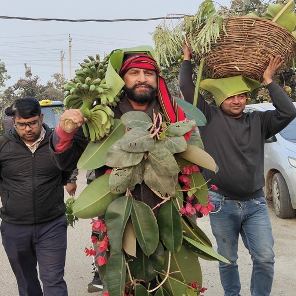 रोहतक थाने में पहुंचे नवीन जयहिंद:​​​​​​​फूल–पत्तों की माला-फलों की टोकरी लेकर गए, अवैध कब्जे का मिला था नोटिस