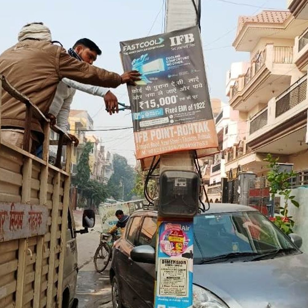 रोहतक में होर्डिंग-पोस्टर लगाने वालों पर 3.45 लाख जुर्माना:निगम आयुक्त ने दी सख्त चेतावनी, पैसे जमा ना कराने पर होगी FIR