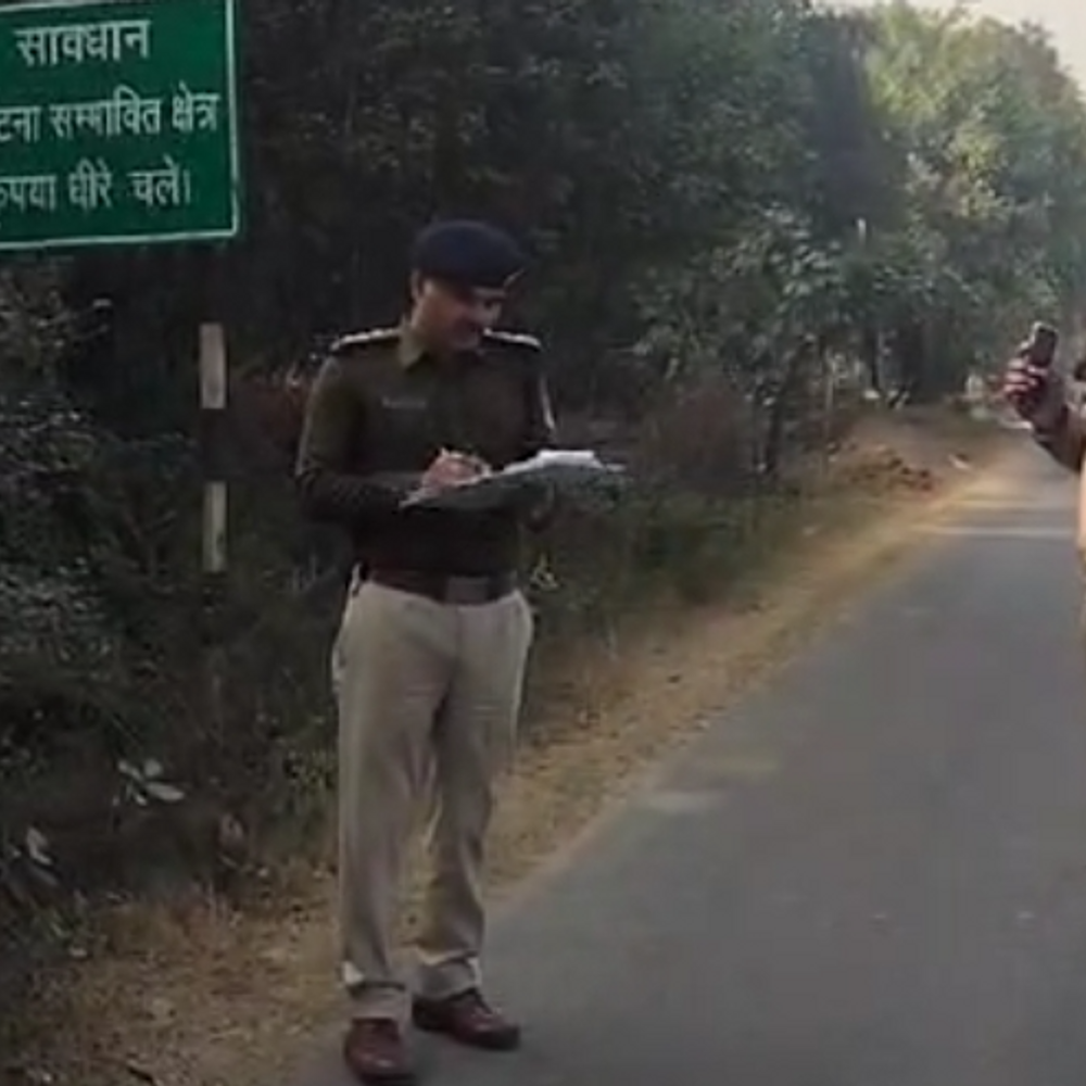 भिंड में सड़क हादसे रोकने की कवायद:ट्रैफिक पुलिस ने हाईवे पर चिह्नित किए सात ब्लैक स्पॉट; रंबल स्ट्रिप्स, संकेतक बोर्ड लगेंगे