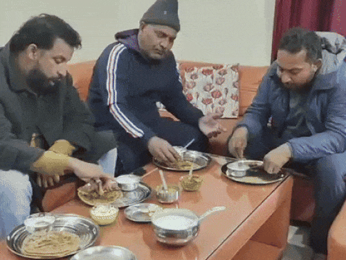 रोहतक में कारगिल योद्धा के घर पहुंचे नवीन जयहिंद:खाना खिलाकर दिया 21 हजार का दान; कहा-लोगों की मदद निस्वार्थ मदद करता है