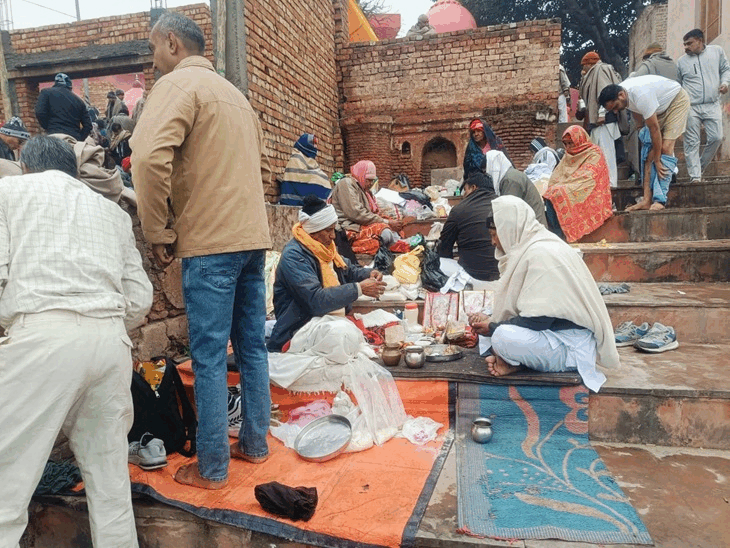 जींद में श्रद्धालुओं ने किया पूर्वजों का पिंडदान:साल की अंतिम सोमवती अमावस्या पर उमड़ी भीड़, महाभारत काल से जुड़ी है मान्यता