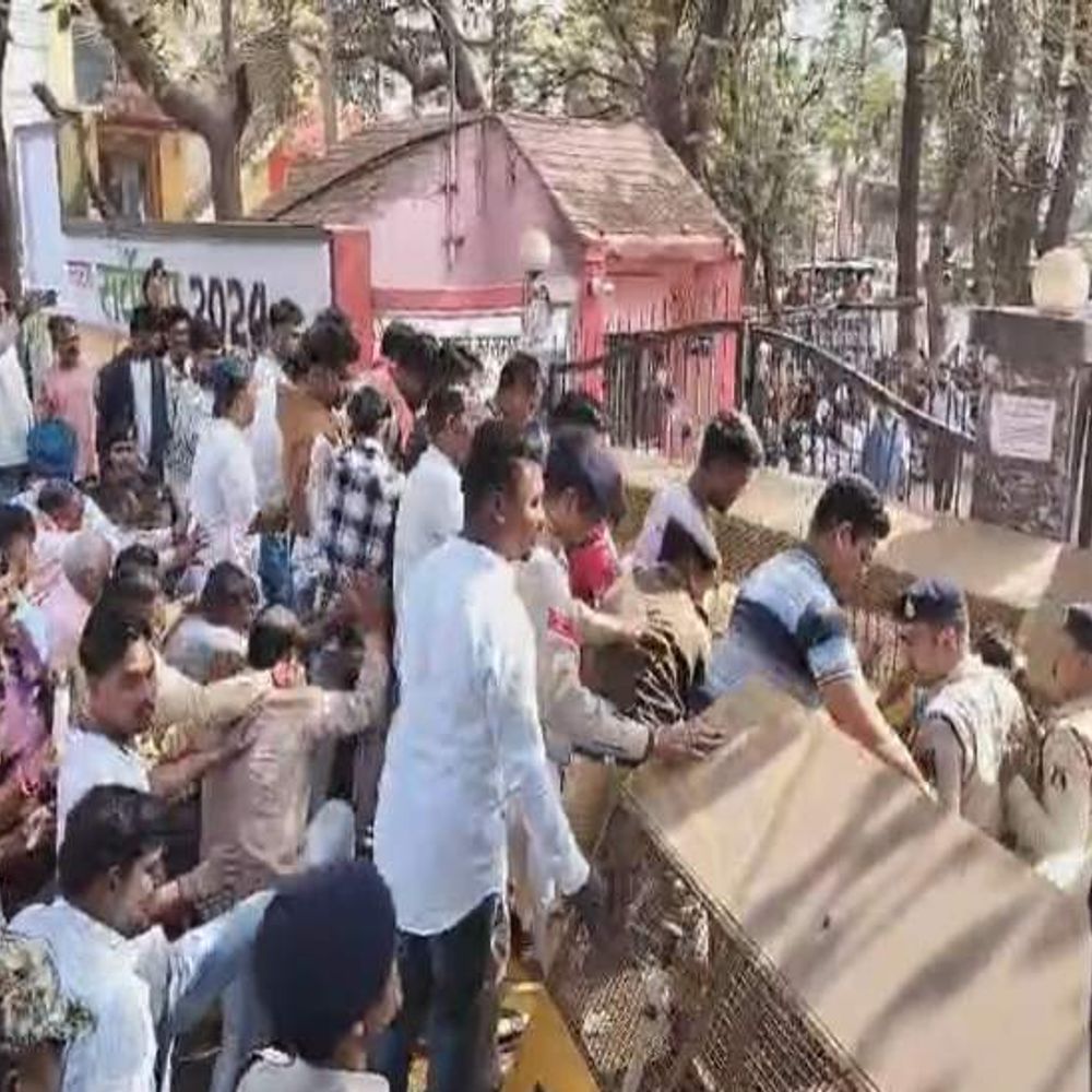 भिलाई निगम में कमीशनखोरी-वार्डों की समस्या के खिलाफ प्रदर्शन:उप नेता प्रतिपक्ष के साथ पार्षदों और समर्थकों ने तोड़ा बैरिकेड्स, निगम परिसर में घुसे