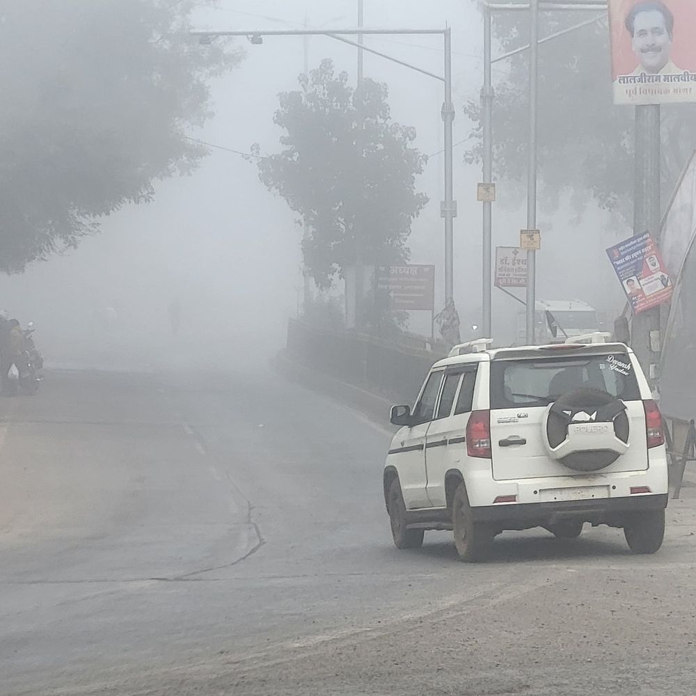 आगर मालवा में छाया घना कोहरा, बढ़ी ठंड:वाहनों की रफ्तार घटी, ठिठुरन बढ़ी, विजिबिलिटी केवल 50 मीटर
