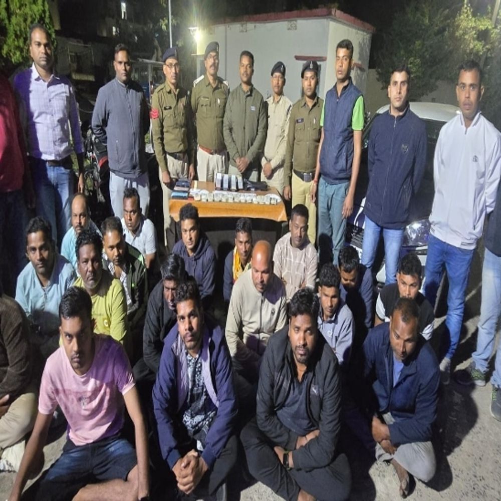 जांजगीर-चांपा में जुआ खेलते 18 जुआरी गिरफ्तार:5.65 लाख कैश, 1 कार और 15 बाइक बरामद, कई जिलों से पहुंचे थे आरोपी