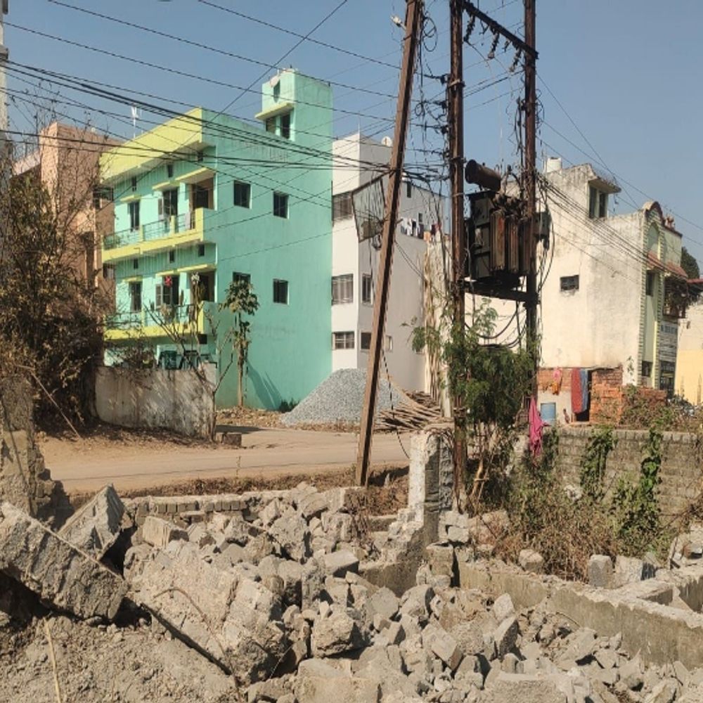 रायपुर अवैध प्लॉटिंग पर निगम का एक्शन:भावना नगर में तोड़ी बाउंड्री-वॉल, अधिकारी बोले- अतिक्रमण के खिलाफ कार्रवाई जारी रहेगी