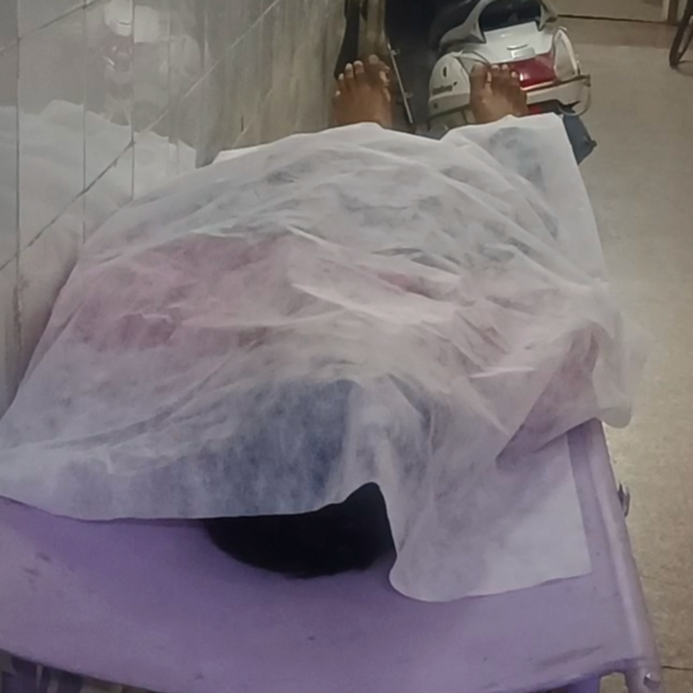 मुरैना में ट्रक पर चढ़े युवक को लगा करंट:हाईटेंशन लाइन की चपेट में आया, जिला अस्पताल में मौत; परिजन शव ग्वालियर ले गए