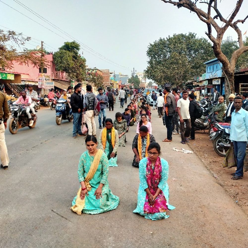 बर्खास्त B.Ed सहायक शिक्षकों के आंदोलन का 27 वां दिन:प्रदर्शनकारी बोले- सरकार हमारी मांगो पर ध्यान नहीं दे रही, रविवार को शिक्षकों ने दंडवत होकर 5 किलोमीटर निकाली यात्रा