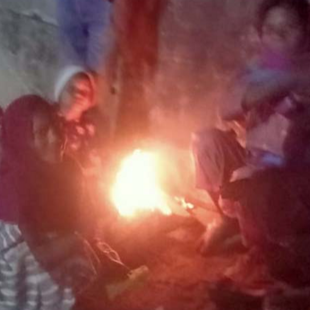 न्यूनतम तापमान 15 डिग्री, सर्द हवाओं ने बढ़ाई ठंड:रायगढ़ में आसमान पर छाए रहे बादल, बचाव के लिए अलाव का सहारा ले रहे लोग