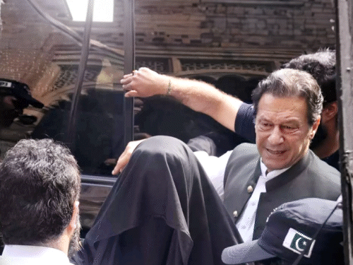 नवाज वापस आ गए, तो इमरान की भी वापसी पक्की:पाकिस्तानी फौज की नरमी जरूरी, नहीं तो रिहाई मुश्किल