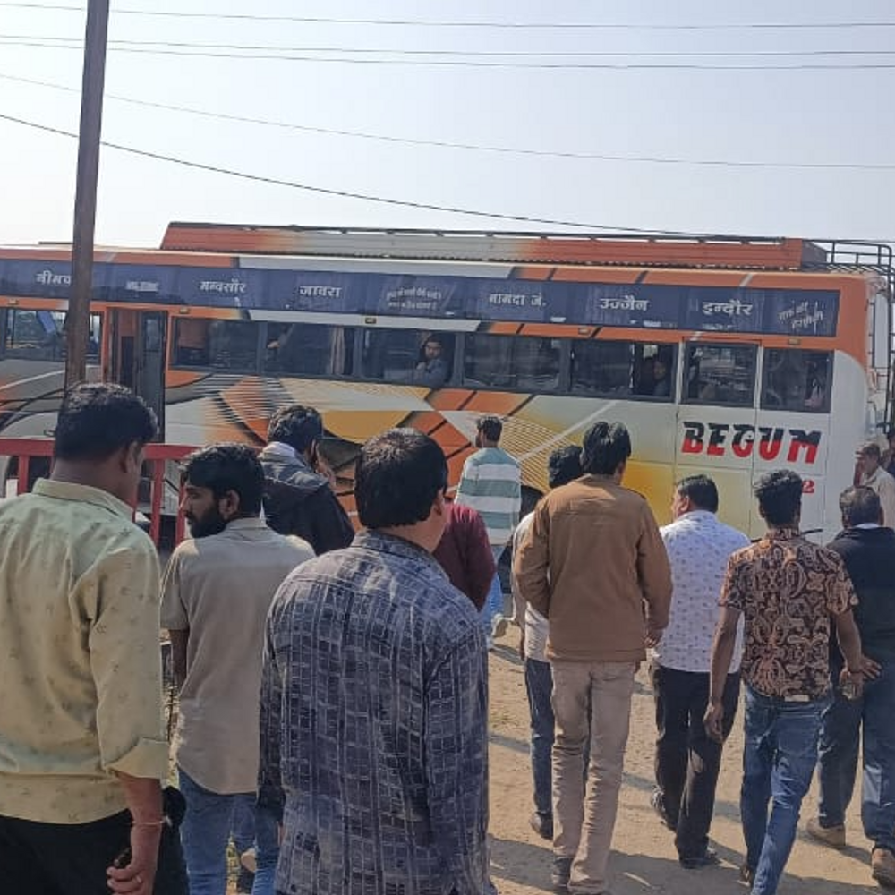 रतलाम में तहसीलदार के कहने पर थाने पर रोकी बस:मंदसौर से इंदौर जा रहे यात्री होते रहे परेशान; टीआई बोले- बिना कोई कारण रोकी