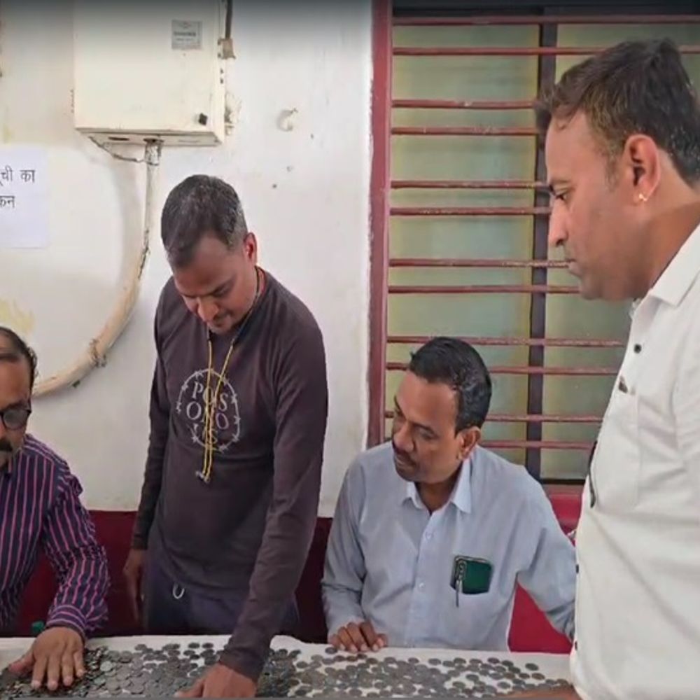 वोटर्स से मांगा 1-1 रुपए का सिक्का, लिया नामांकन फॉर्म:जगदलपुर मेयर के लिए निर्दलीय लड़ेंगे रोहित आर्या, बोले-चिल्हर की तरह बिखरा शहर, व्यवस्थित करेंगे