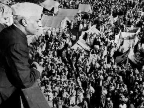 जब नेहरू के लिए भगदड़ मची, 1000 लोगों की मौत:2013 में कफन के लिए रातभर भटकते रहे लोग; कुंभ में भगदड़ की कहानियां