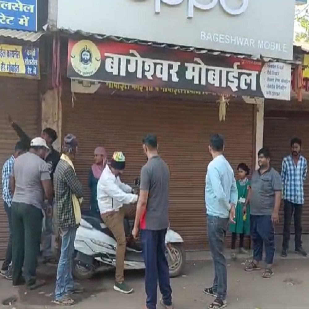 मोबाइल दुकान से 70 से अधिक फोन व एसेसरीज पार:4 आरोपियों ने तड़के दो दुकानों का शटर तोड़कर की चोरी, पुलिस जांच में जुटी