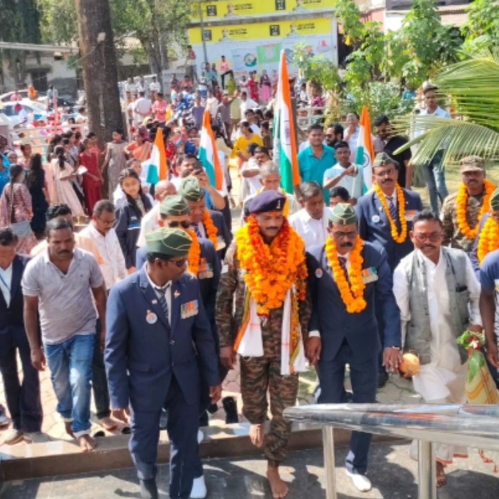 22 साल की देश सेवा के बाद गांव लौटे:आतिशबाजी के साथ ग्रामीणों ने किया स्वागत, हवलदार सोमलाल बोले- सेना में भर्ती हो युवा