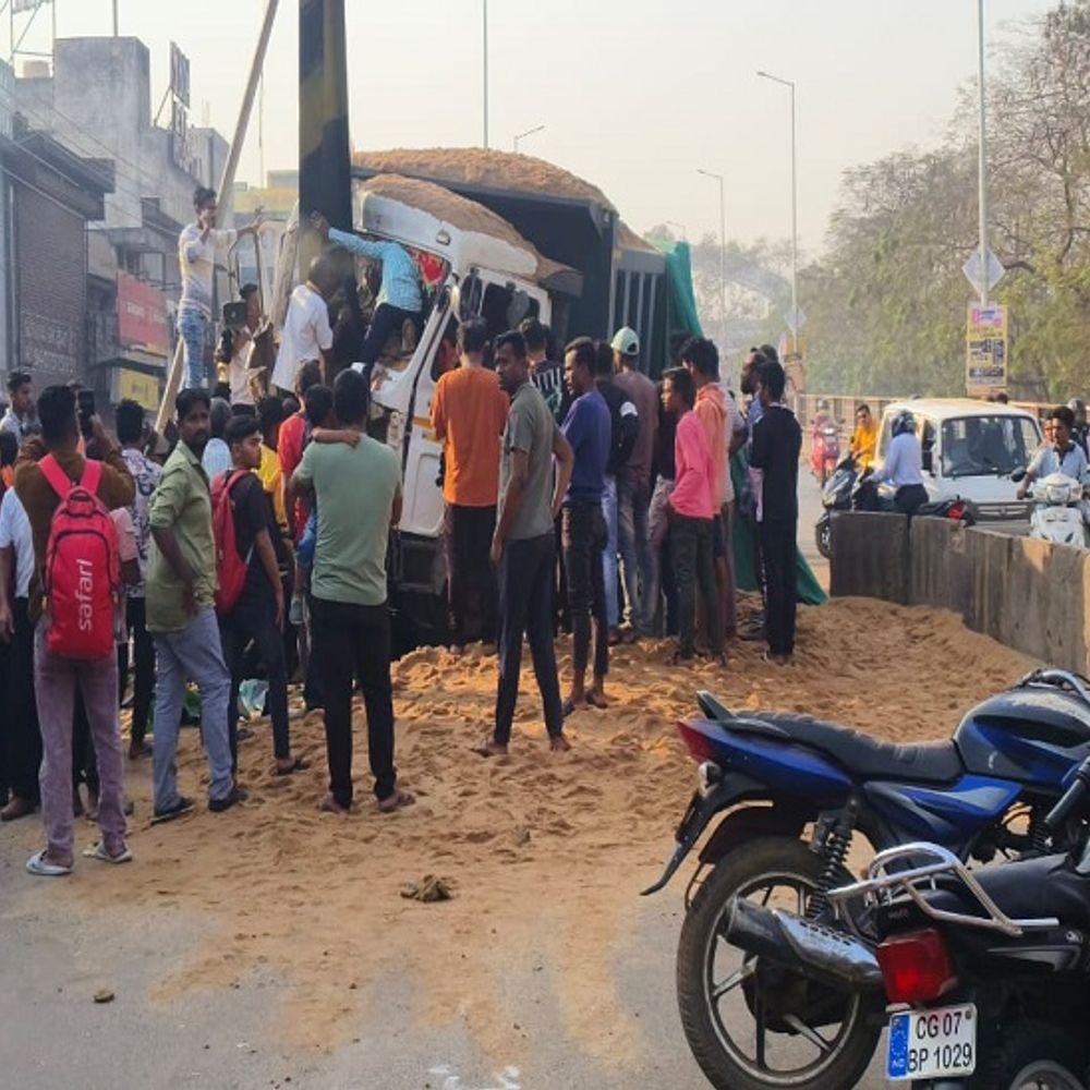 BSP कर्मी को टक्कर मारकर डिवाइडर से टकराया हाइवा:भिलाई छावनी सीएसपी ऑफिस से कुछ दूर पर हुआ हादसा, ड्राइवर फंसा