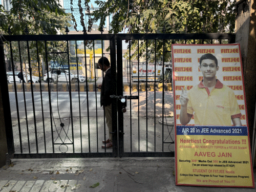 ’6 लाख फीस भरी, 8 महीने में FIITJEE बंद’:पेरेंट्स बोले- किससे पैसे वापस मांगे, टीचर्स को 6 महीने से सैलरी नहीं