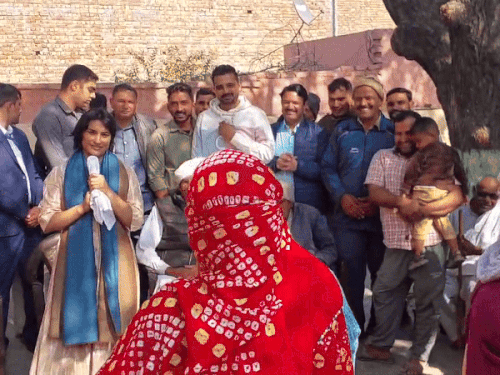 विनेश फोगाट बोलीं- मेरी चलती तो सबको नौकरी लगवा देती:महिला ने कहा था- तेरी तो सिफारिश चलेगी, हमारे बालकों को रोजगार दिला दे