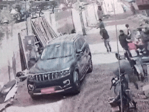 रोहतक में फाइनेंसरों ने युवक पर की फायरिंग:भड़के लोगों ने उनकी स्कॉर्पियो तोड़ी; कर्ज से ज्यादा पैसे चुकाए, और मांग रहे थे