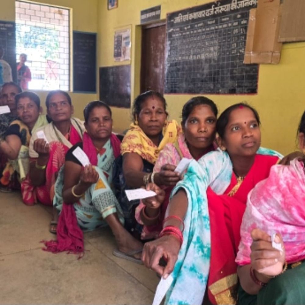 पंचायत चुनाव..मतदाताओं में दिखा उत्साह:कोंडागांव में SP समेत अधिकारियों ने डाला वोट; संवेदनशील गांवों में केंद्रों का किया निरीक्षण