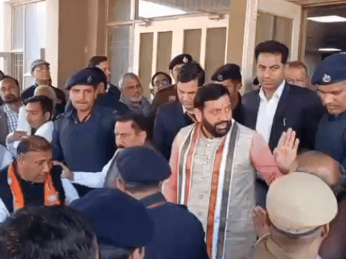 हरियाणा निकाय चुनाव:CM सैनी कुरुक्षेत्र के बाद हेलिकॉप्टर से पहुंचे रोहतक, ढांडा ने कराया मेयर प्रत्याशी रेणु का नामांकन