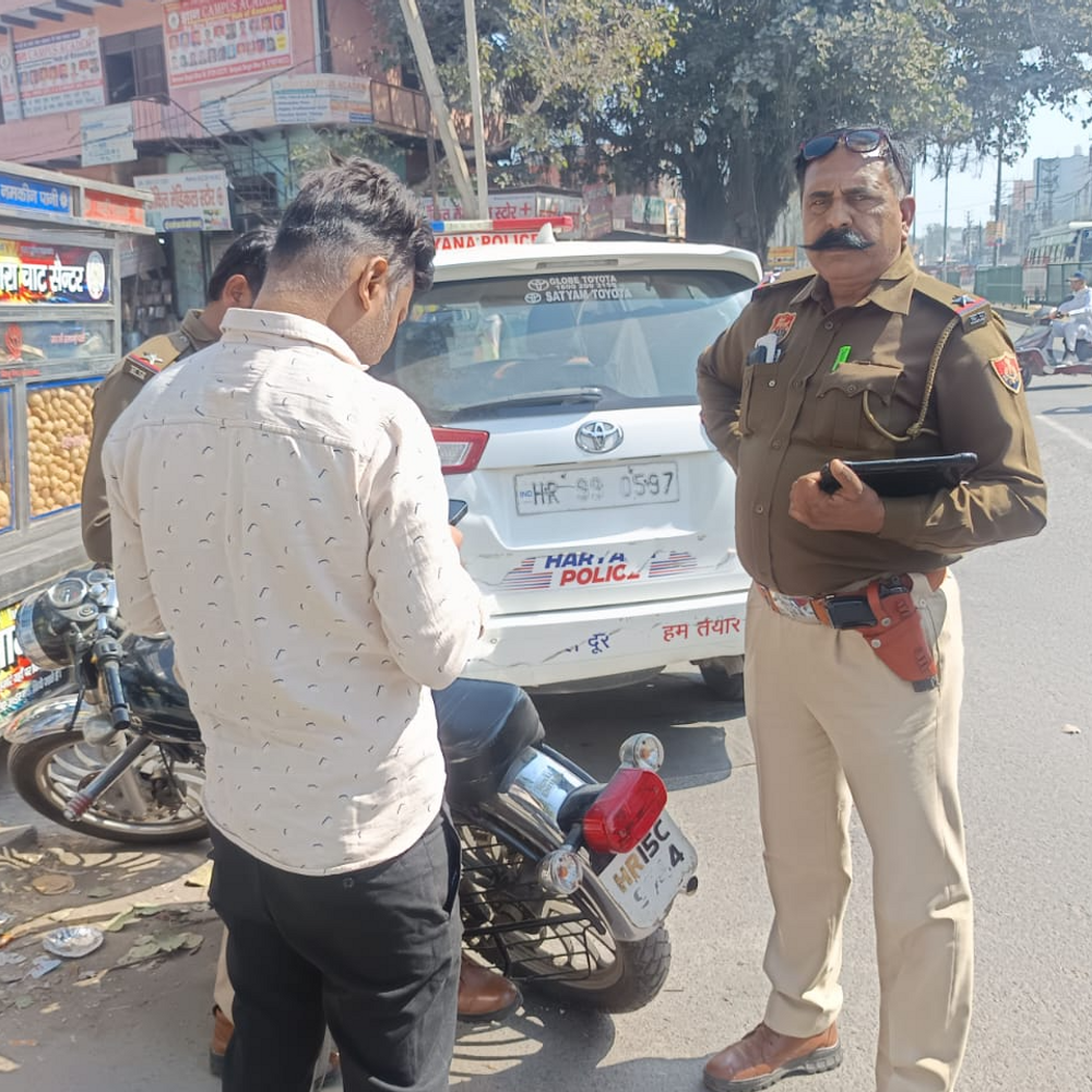 रोहतक में मोडिफाई बाइक साइलेंसर पर पुलिस एक्शन:मौके पर कटवाए गए नकली साइलेंसर, बाइक चालकों पर जुर्माना लगाया