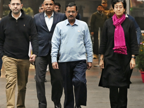 दिल्ली छोड़ेंगे केजरीवाल, आतिशी को जिम्मेदारी मिलेगी:पंजाब-गुजरात में पार्टी मजबूत करेंगे, करप्शन से बिगड़ी इमेज सुधारने पर फोकस