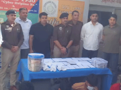 रोहतक साइबर क्राइम की गुरुग्राम में रेड:6 ठगों को किया गिरफ्तार, 11.80 लाख कैश बरामद, शेयर मार्किट का देते थे झांसा