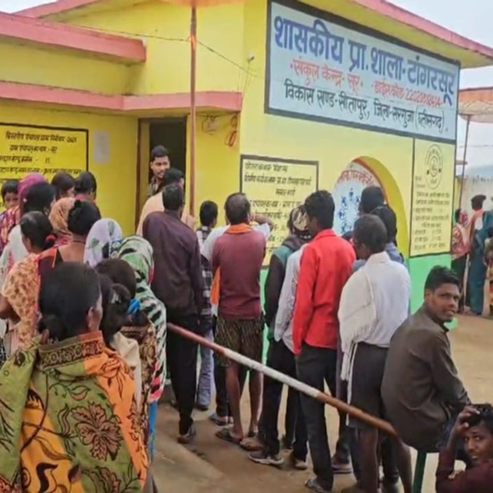 त्रिस्तरीय पंचायत चुनाव का दूसरा चरण:सीतापुर एवं मैनपाट ब्लॉकों में वोटिंग, सूरजपुर के दो ब्लॉक में चुनाव; सुबह से लगी मतदाताओं की लाइन