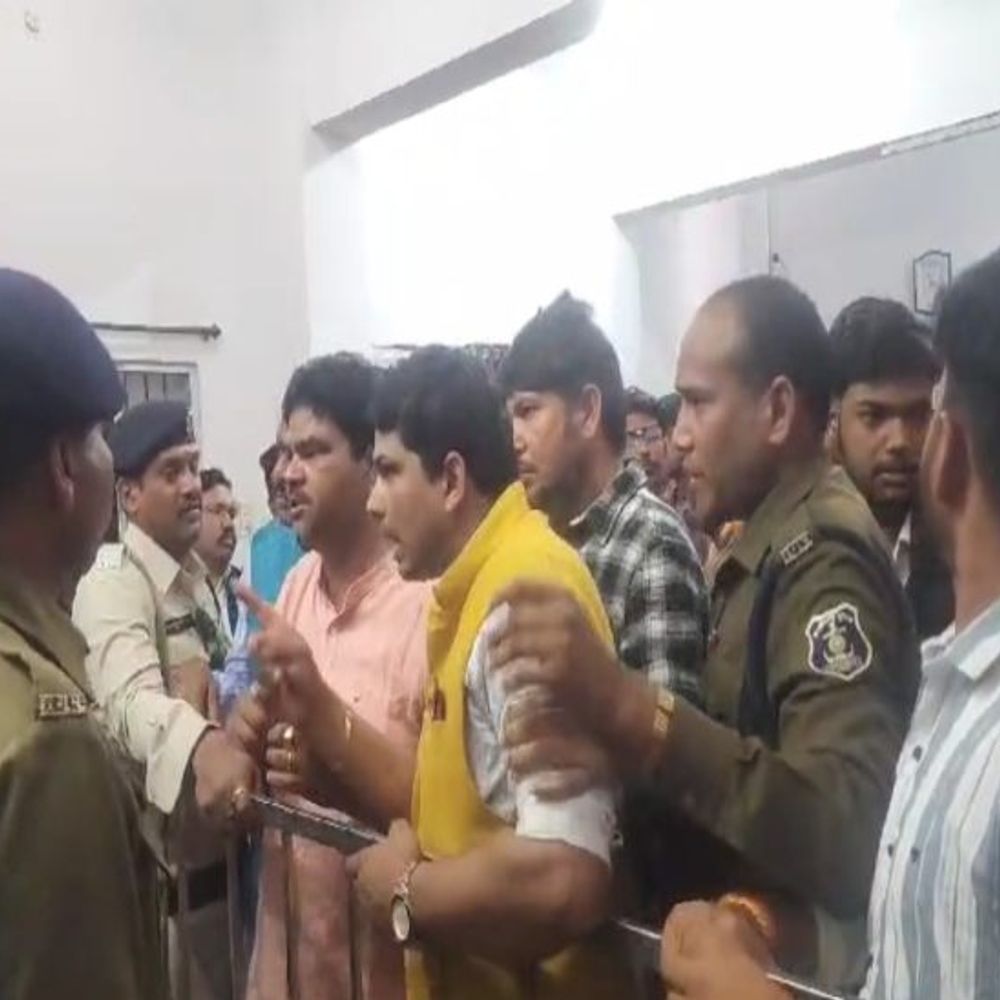 सूरजपुर जिला पंचायत चुनाव में बवाल:प्रमाण पत्र में देरी से नाराज प्रत्याशी, समर्थकों ने की नारेबाजी; कहा- अधिकारी दबाव में काम कर रहे