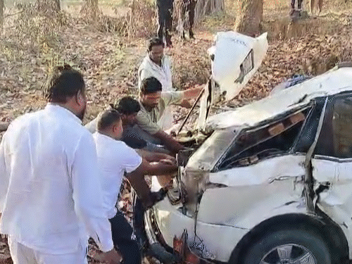 महाकुंभ जा रहे 2 श्रद्धालुओं की मौत:कोंडागांव में पुलिया से टकराई कार, 4 गंभीर; बेंगलुरु से प्रयागराज जा रहा था परिवार