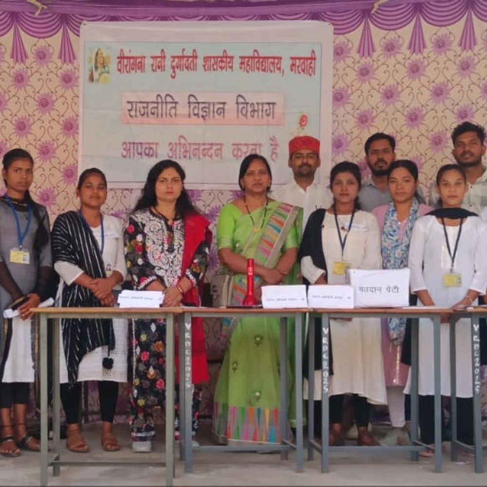 त्रिस्तरीय पंचायत चुनाव से पहले मतदान जागरूकता:मरवाही के रानी दुर्गावती कॉलेज में छात्रों का प्रदर्शन; वोटिंग प्रक्रिया समझाई
