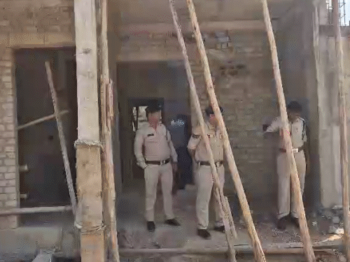 पोर्न VIDEO देखकर बच्ची से रेप, फिर मर्डर:चिल्लाने पर घसीटा, ईंट-बत्ते से मारा; चॉकलेट का लालच देकर छत पर ले गया था नाबालिग