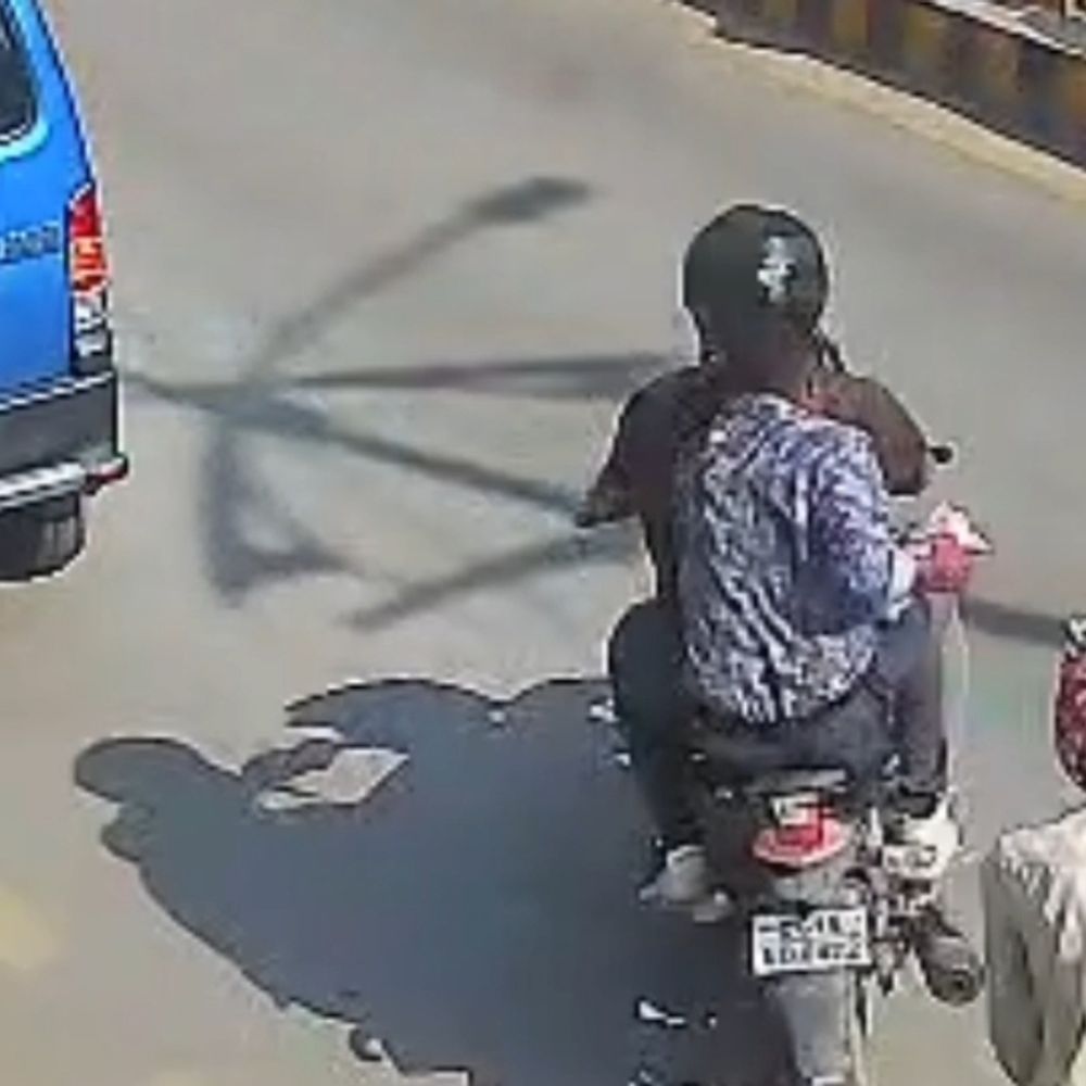 कोरबा में दिनदहाड़े बुजुर्ग से 90 हजार की लूट VIDEO:बैंक से पैसे निकालकर जा रहा था; बाइक सवारों ने छीना बैग