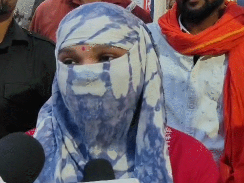 धर्म-परिवर्तन नहीं करने पर पत्नी को बेल्ट से पीटा:बिलासपुर में महिला बोली-भगवान की मूर्तियों को फेंका, यीशु-मसीह की फोटो लगाई, परिवार तबाह हो गया