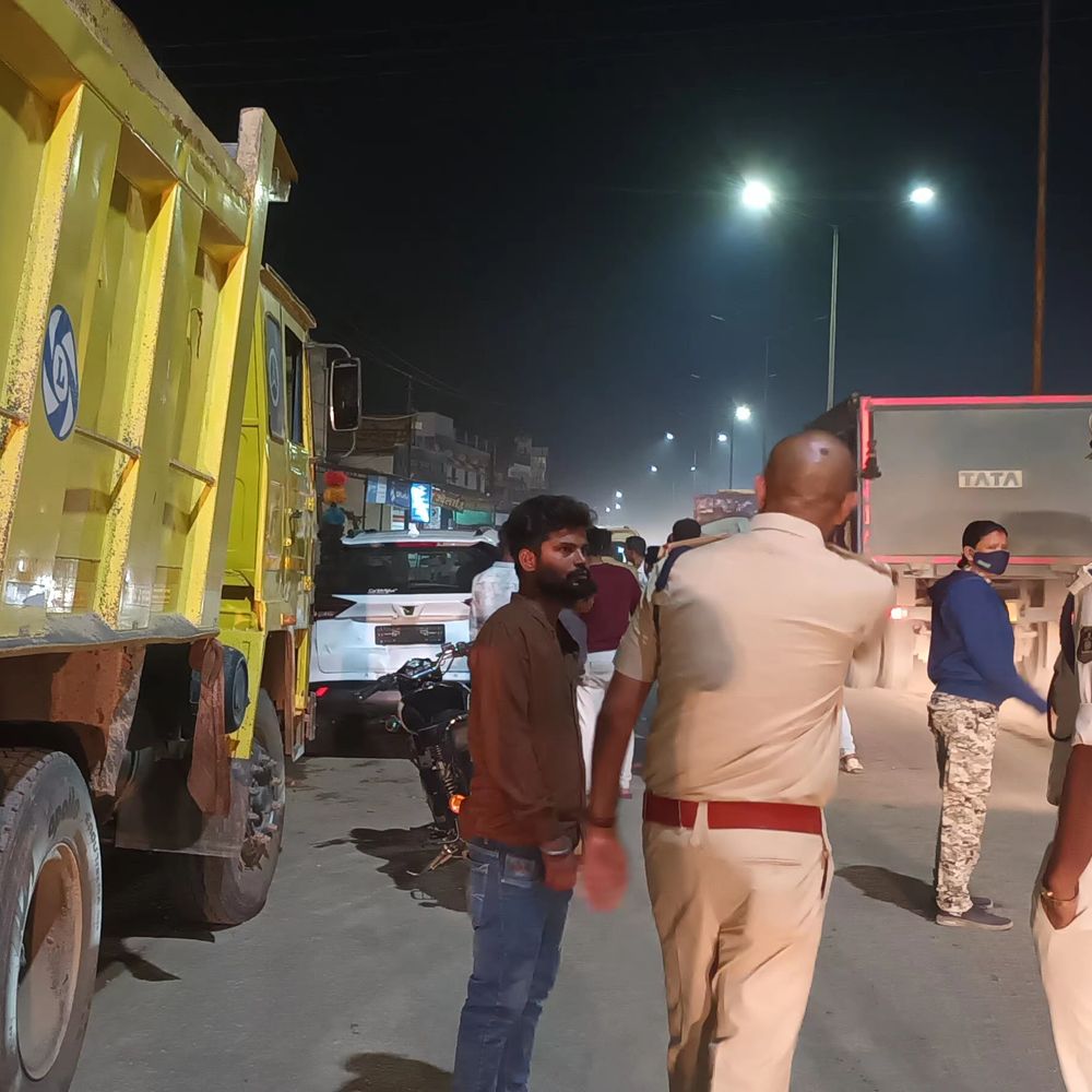 अवैध रेत परिवहन के खिलाफ चारामा में हंगामा:स्थानीय लोगों ने NH-30 से जुड़ने वाला मार्ग तोड़ा; हाईवा की टक्कर से व्यवसायी की कार क्षतिग्रस्त