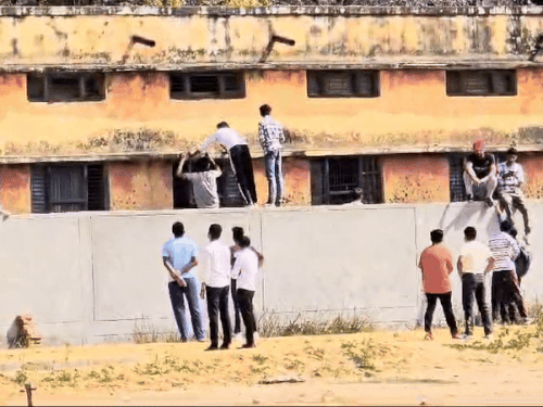 हरियाणा बोर्ड परीक्षाओं में नकल पर एक्शन:सरकार ने बोर्ड सचिव हटाया; 10वीं के पेपर में 79 नकलची पकड़े, 3 पर्यवेक्षक हटाए